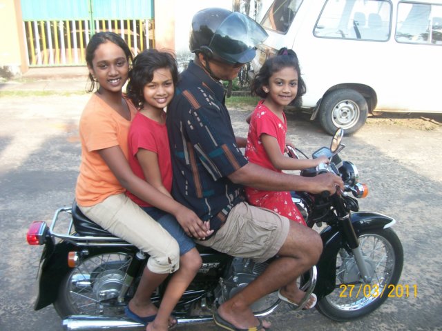 pradeeptakesthegirlsonhiscb125.jpg