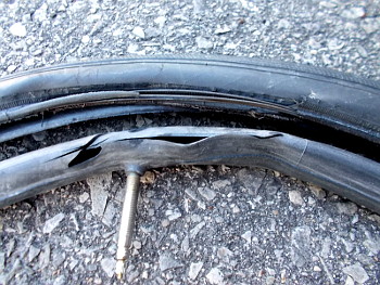 Schwalbe Stelvio tire and inner tube after the blow-out